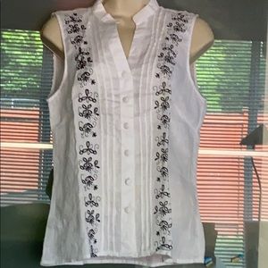 WHITE LINEN  BLUE EMBROIDERY BUTTON DOWN SLEEVELESS TOP VINTAGE